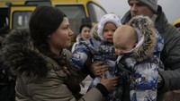 Gempuran Rusia terus berlanjut di tengah konvoi evakuasi warga sipil Ukraina yang mulai bertolak meninggalkan kota-kota di seputar ibu kota Kyiv, menurut pemimpin wilayah Oleksiy Kuleba.  