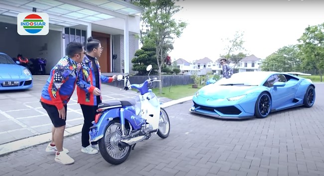 Berbeda dari rumah milik Indra Kenz, begini penampakan rumah milik Doni Salmanan, crazy rich yang juga menjadi tersangka kasus binomo dan terancam akan dimiskinkan. Dari luar rumah Doni Salmanan itu terlihat bergaya minimalis dengan perpaduan warna putih dan abu-abu. Foto: YouTube