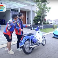 Berbeda dari rumah milik Indra Kenz, begini penampakan rumah milik Doni Salmanan, crazy rich yang juga menjadi tersangka kasus binomo dan terancam akan dimiskinkan. Dari luar rumah Doni Salmanan itu terlihat bergaya minimalis dengan perpaduan warna putih dan abu-abu. Foto: YouTube