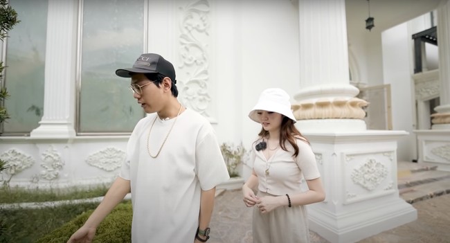 Rumah Rp 30 miliar milik Indra Kenz ini masih dalam proses renovasi. Namun dari bagian luarnya saja rumah tersebut sudah terlihat mewah dengan ukiran-ukiran di dinding dan pilar-pilar yang besar. Di samping rumah terdapat tanah yang cukup luas yang masih ditumbuhi dengan rumput-rumput hijau. Foto: YouTube