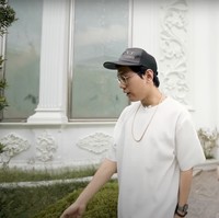 Rumah Rp 30 miliar milik Indra Kenz ini masih dalam proses renovasi. Namun dari bagian luarnya saja rumah tersebut sudah terlihat mewah dengan ukiran-ukiran di dinding dan pilar-pilar yang besar. Di samping rumah terdapat tanah yang cukup luas yang masih ditumbuhi dengan rumput-rumput hijau. Foto: YouTube