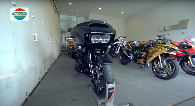 Sedangkan Doni Salmanan memilih menjadikan bagian samping rumahnya sebagai garasi untuk mobil dan motor-motor mewah koleksinya. Seperti yang terlihat, Doni memiliki sejumlah koleksi motor mewah yang harganya fantastis, mencapai miliaran rupiah. Foto: YouTube