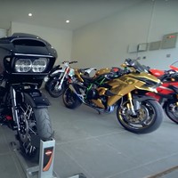 Sedangkan Doni Salmanan memilih menjadikan bagian samping rumahnya sebagai garasi untuk mobil dan motor-motor mewah koleksinya. Seperti yang terlihat, Doni memiliki sejumlah koleksi motor mewah yang harganya fantastis, mencapai miliaran rupiah. Foto: YouTube