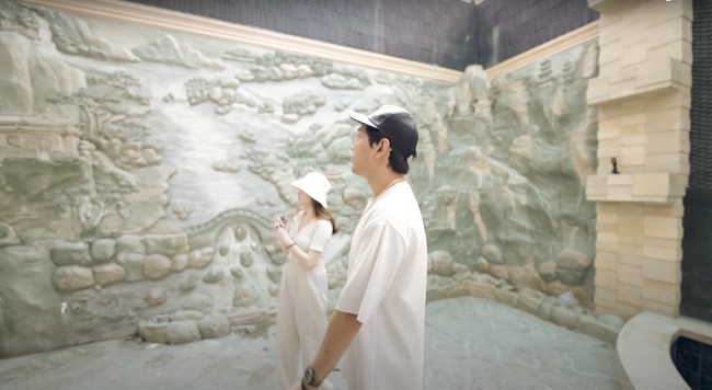 Masih dalam tahap renovasi, sisi rumah yang satu ini rencananya akan dibuat menjadi tempat lift oleh Indra Kenz.    Di bagian sampingnya akan dibuat kolam ikan, sehingga nantinya bisa menjadi tempat yang nyaman untuk bersantai. Sedangkan untuk kolam renang, Indra berencana akan menempatkannya di lantai paling atas rumah, yaitu lantai 3. Foto: YouTube