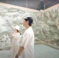 Masih dalam tahap renovasi, sisi rumah yang satu ini rencananya akan dibuat menjadi tempat lift oleh Indra Kenz.    Di bagian sampingnya akan dibuat kolam ikan, sehingga nantinya bisa menjadi tempat yang nyaman untuk bersantai. Sedangkan untuk kolam renang, Indra berencana akan menempatkannya di lantai paling atas rumah, yaitu lantai 3. Foto: YouTube