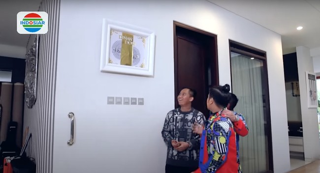 Punya nuansa yang berbeda, ketika memasuki rumah Doni Salmanan, kamu akan melihat mahar pernikahan Doni dan istri yang dipajang di dinding. Mahar tersebut berupa pecahan uang dollar yang nilainya mencapai Rp 225 juta. Foto: YouTube
