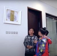 Punya nuansa yang berbeda, ketika memasuki rumah Doni Salmanan, kamu akan melihat mahar pernikahan Doni dan istri yang dipajang di dinding. Mahar tersebut berupa pecahan uang dollar yang nilainya mencapai Rp 225 juta. Foto: YouTube