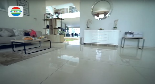 Sedangkan untuk rumah milik Doni Salmanan bagian dalamnya tampak didominasi oleh warna putih. Rumah Doni pun terlihat minimalis dan tampak luas tanpa terisi terlalu banyak barang. Foto: YouTube