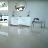 Sedangkan untuk rumah milik Doni Salmanan bagian dalamnya tampak didominasi oleh warna putih. Rumah Doni pun terlihat minimalis dan tampak luas tanpa terisi terlalu banyak barang. Foto: YouTube