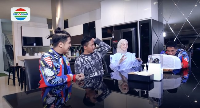 Sedangkan di rumah Doni Salmanan, dapurnya tampak didominasi oleh warna hitam dan putih. Peralatan di dapurnya pun tampak cuukup lengkap. Foto: YouTube