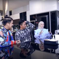 Sedangkan di rumah Doni Salmanan, dapurnya tampak didominasi oleh warna hitam dan putih. Peralatan di dapurnya pun tampak cuukup lengkap. Foto: YouTube