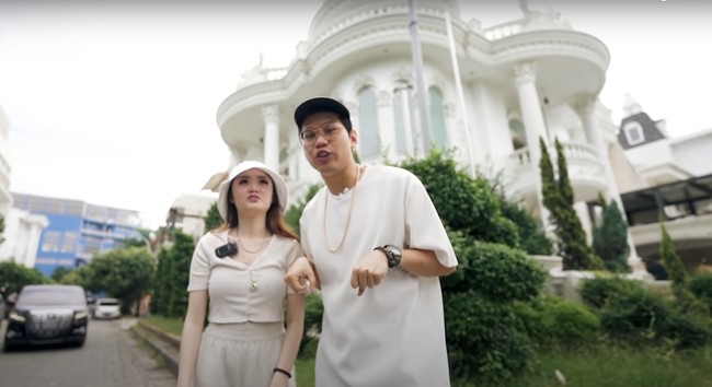 Melalui salah satu video di akun YouTube milik Indra Kenz, crazy rich yang kini telah ditetapkan sebagai tersangka penipuan Binomo itu tampak memamerkan rumah barunya yang ditaksir mencapai Rp 30 miliar. Dari luar rumahnya itu terlihat begitu megah dengan didominasi warna putih. Foto: YouTube