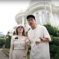 Melalui salah satu video di akun YouTube milik Indra Kenz, crazy rich yang kini telah ditetapkan sebagai tersangka penipuan Binomo itu tampak memamerkan rumah barunya yang ditaksir mencapai Rp 30 miliar. Dari luar rumahnya itu terlihat begitu megah dengan didominasi warna putih. Foto: YouTube