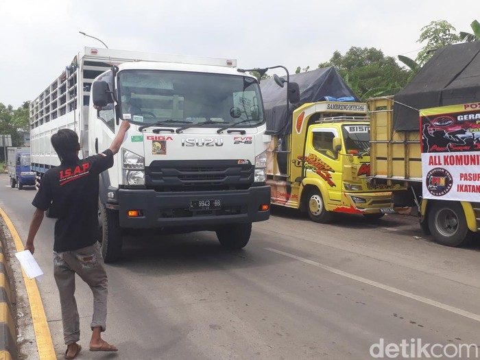 Salah seorang sopir mencegat sopir truk lainnya agar turut mogok nasional dan demo ke grahadi, besok