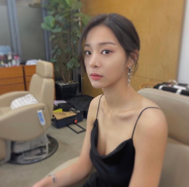 Seol In Ah sempat menjalani masa trainee bersama Youngji KARA meskipun tak debut menjadi idol KPop. Dia menunjukkan bakat menarinya di acara Running Man dan baru-baru ini memamerkan bakat bermain gitar lewat postingan Instagram @_seorina. Foto: dok. Instagram @_seorina