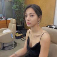 Seol In Ah sempat menjalani masa trainee bersama Youngji KARA meskipun tak debut menjadi idol KPop. Dia menunjukkan bakat menarinya di acara Running Man dan baru-baru ini memamerkan bakat bermain gitar lewat postingan Instagram @_seorina. Foto: dok. Instagram @_seorina