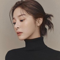 Film yang dibintanginya Emergency Declaration akan ditayangkan di Cannes Film Festival. Seol In Ah beradu akting dengan sejumlah nama besar seperti Song Kang Ho dan Lee Byung Hun dalam film thriller yang mengikuti kisah kecelakaan pesawat. Foto: dok. Instagram @_seorina