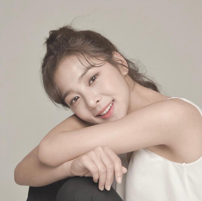 Dalam wawancaranya dengan Arirang, Seol In Ah mengungkap bahwa banyak yang menilai matanya menawan. Sebab mata kiri Seol In Ah punya double eyelid, sementara mata kanannya punya monolid. Foto: dok. Instagram @_seorina