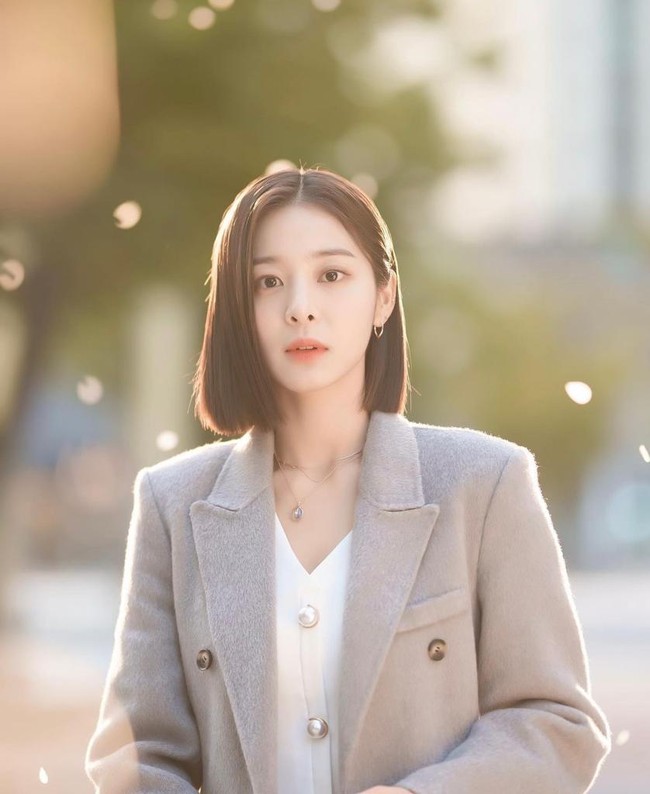 Seol In Ah tengah membintangi drama Korea A Business Proposal. Dia berperan sebagai Jin Young Seo, sahabat lama Kim Sejeong yang memintanya pergi kencan buta dengan Ahn Hyo Seop. Sang aktris pun dipasangkan dengan Kim Min Kyu. Foto: dok. Instagram @_seorina