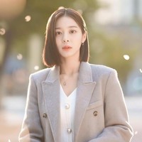 Seol In Ah tengah membintangi drama Korea A Business Proposal. Dia berperan sebagai Jin Young Seo, sahabat lama Kim Sejeong yang memintanya pergi kencan buta dengan Ahn Hyo Seop. Sang aktris pun dipasangkan dengan Kim Min Kyu. Foto: dok. Instagram @_seorina