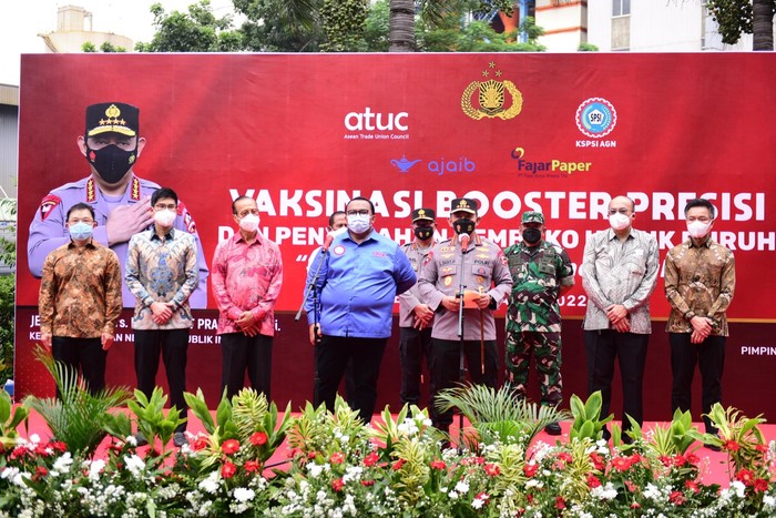 Sinergi Ajaib-Kapolri Gelar Vaksinasi Booster dan Bansos ke Ribuan Buruh