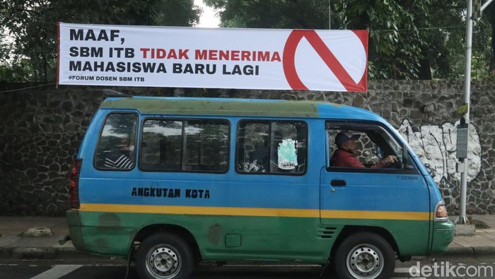 Spanduk SBM ITB tak menerima mahasiswa baru lagi