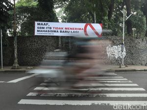 Spanduk Maaf SBM ITB Tidak Terima Mahasiswa Baru Lagi  Hiasi Jalan Bandung