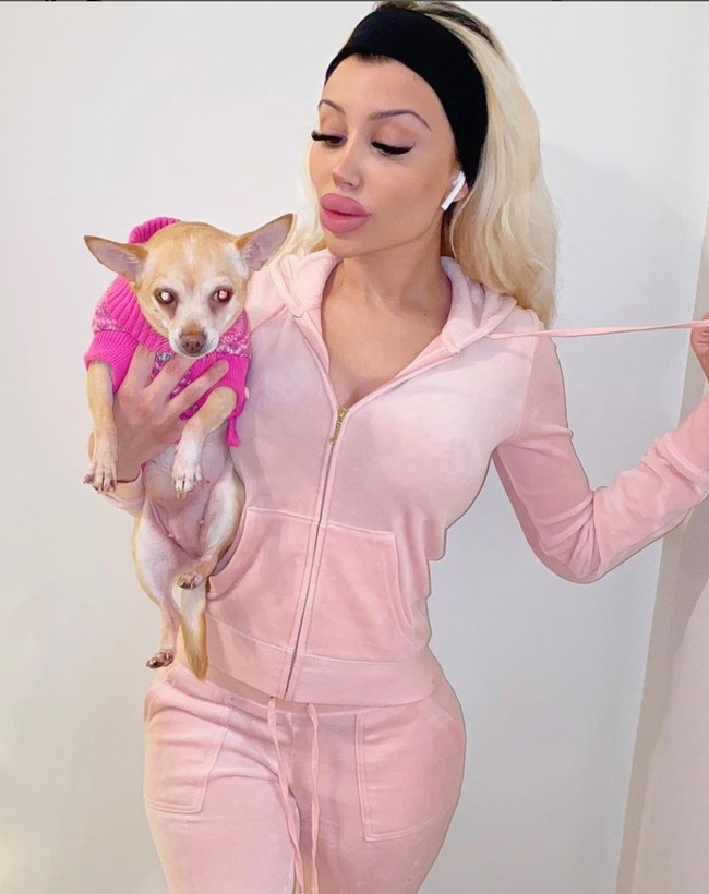 Stefanie sendiri saat ini sudah menjalani beragam prosedur operasi plastik, seperti di bibir, dagu, pipi, alis, dan juga rahang. Tak heran jika penampilan Stefanie sukses bikin pangling dan jauh berbeda dari sebelum dirinya melakukan operasi plastik. Foto: Instagram/@blondiesteffi