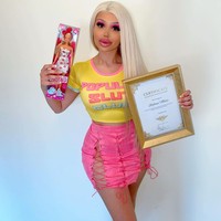 Melalui salah satu unggahan Instagramnya, Stefanie mengungkapkan bahwa dirinya bahkan sampai mengikuti sekolah kecantikan agar bisa menyuntikkan filler ke dirinya sendiri. Stefanie juga tampak menunjukkan sertifikat dari sekolah kecantikannya itu kepada lebih dari 31,9 ribu pengikutnya. Foto: Instagram/@blondiesteffi