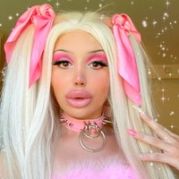 Memiliki penampilan yang mirip dengan boneka Bratz, Stefanie menyebut dirinya sendiri sebagai Boneka Bratz Hidup. Dengan busana dan aksesori serba merah muda dan gaya makeup seperti di dalam foto, penampilan Stefanie jadi makin mirip dengan boneka Bratz. Foto: Instagram/@blondiesteffi