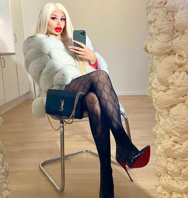 Dilansir dari Daily Star, Stefanie mengaku mulai tertarik dengan dunia kecantikan usai melihat ibu dan bibinya bekerja di bidang tersebut. Tak hanya itu saja, pacarnya pun sebelumnya pernah mengejek bentuk hidung Stefanie. Karena itulah Stefanie memilih untuk melakukan oplas agar bisa menjadi lebih percaya diri. Foto: Instagram/@blondiesteffi