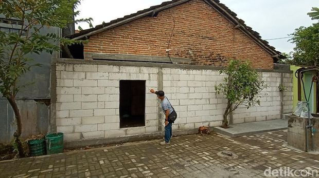 Suasana rumah janda di Kudus yang akses jalannya tertutup tembok, Kamis (10/3/2022).