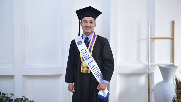 Sukarno UNY Sukarno, salah satu mahasiswa UNY yang lulus tanpa skripsi.
