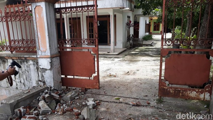 Kondisi rumah warga yang ditabrak terduga teroris dr Sunardi. (foto: Bayu Ardi Isnanto/detikJateng).