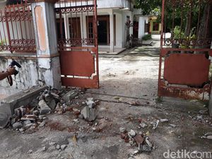 Detik-detik Mobil Terduga Teroris dr Sunardi Tabrak Rumah Warga