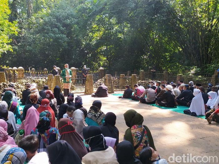 Tradisi Ngikis di Karangkamulyan adalah salah satu tradisi menjelang Bulan Ramadhan di Ciamis.