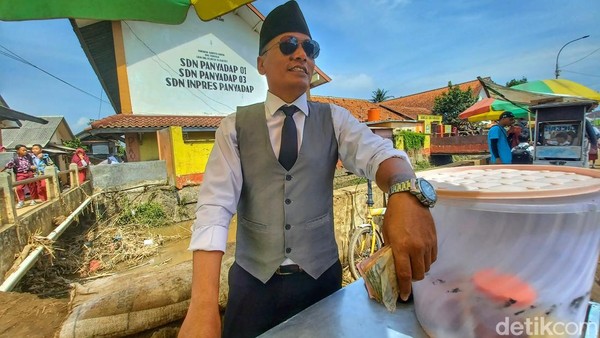 Tukang Cimol di Bandung Dagang Pakai Seragam Pilot Hingga Presiden