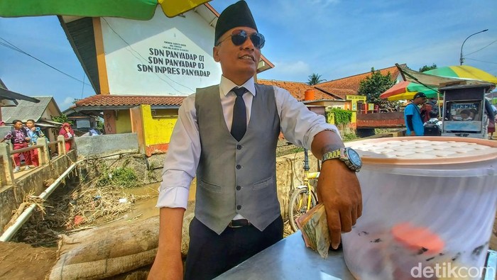 Seorang tukang cimol di Kabupaten Bandung ramai diperbincangkan dimedia sosial karena berjualan dengan pakaian yang unik. Pakaian yang digunakannya adalah seragam pilot, presiden, polisi, dan lain-lain.