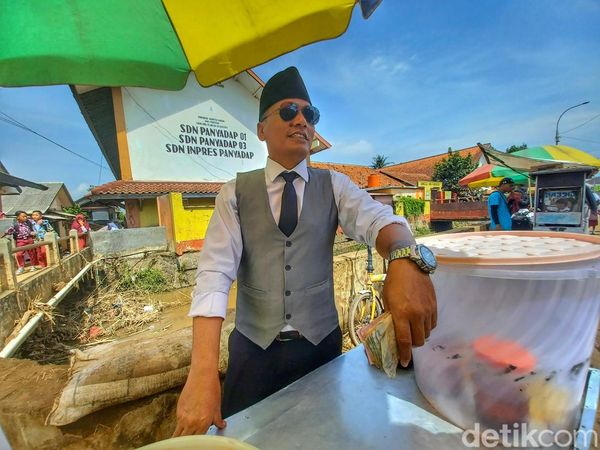 Tukang Cimol di Bandung Dagang Pakai Seragam Pilot Hingga Presiden