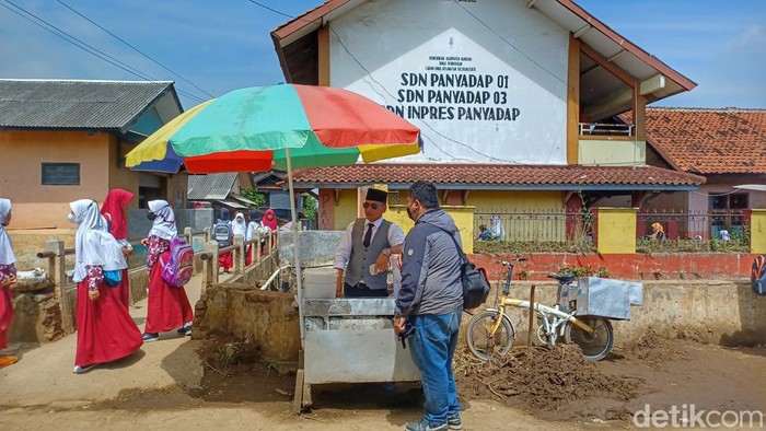 Seorang tukang cimol di Kabupaten Bandung ramai diperbincangkan dimedia sosial karena berjualan dengan pakaian yang unik. Pakaian yang digunakannya adalah seragam pilot, presiden, polisi, dan lain-lain.