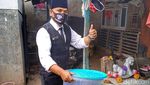 Tukang Cimol di Bandung Dagang Pakai Seragam Pilot Hingga Presiden