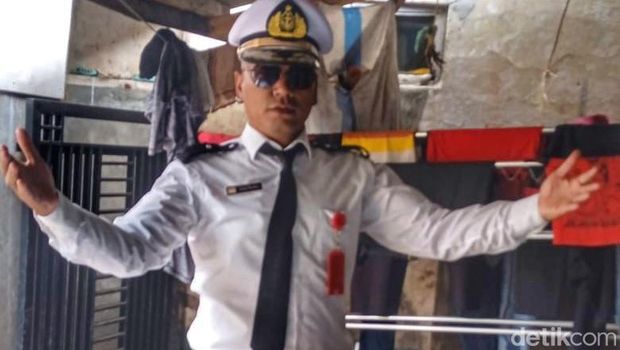 Seorang tukang cimol di Kabupaten Bandung ramai diperbincangkan dimedia sosial karena berjualan dengan pakaian yang unik. Pakaian yang digunakannya adalah seragam pilot, presiden, polisi, dan lain-lain.
