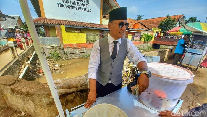 Seorang tukang cimol di Kabupaten Bandung ramai diperbincangkan dimedia sosial karena berjualan dengan pakaian yang unik. Pakaian yang digunakannya adalah seragam pilot, presiden, polisi, dan lain-lain.