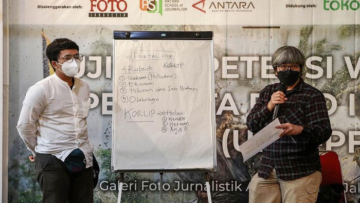 UKW Perdana Para Pewarta Foto Indonesia Pewarta Foto Indonesia Pusat untuk pertama kalinya menyelenggarakan Uji Kompetensi Wartawan (UKW-PFI) yang diikuti 13 peserta di jenjang Muda dan Madya.
