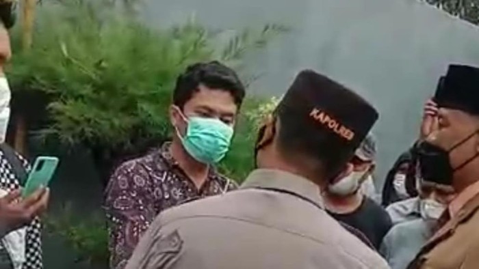 Viral Kapolres Tangsel AKBP Sarly Sollu debat dengan warga