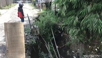 Dia mengatakan, sebagian jembatan yang ambles itu diakibatkan oleh kikisan air Sungai Sungapan. Akibatnya tanah tak mampu menahan beban pengguna jalan dan perlahan hancur.  