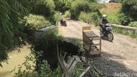 Kiki Maryana (42), salah satu warga mengungkapkan, jalan rusak itu sudah terjadi dalam kurun waktu satu tahun ke belakang. Bahkan, kata dia, tak sedikit orang yang menjadi korban.   