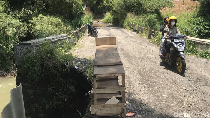 Waduh! Jembatan Penghubung Antar Desa di Sukabumi Ambles Pantauan detikJabar di lokasi, Kamis (10/3/2022) terlihat ada lubang besar dengan kedalaman sekitar delapan meter. Pengguna jalan harus ekstra hati-hati karena pembatas jalan di jembatan ambles itu hanya menggunakan alat sederhana seperti meja bekas dan kayu-kayu.