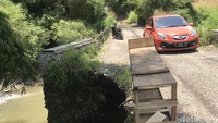 Pantauan detikJabar di lokasi, Kamis (10/3/2022) terlihat ada lubang besar dengan kedalaman sekitar delapan meter. Pengguna jalan harus ekstra hati-hati karena pembatas jalan di jembatan ambles itu hanya menggunakan alat sederhana seperti meja bekas dan kayu-kayu.   