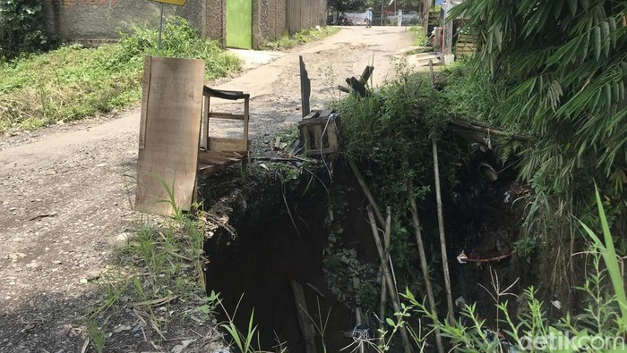 Waduh! Jembatan Penghubung Antar Desa di Sukabumi Ambles Pantauan detikJabar di lokasi, Kamis (10/3/2022) terlihat ada lubang besar dengan kedalaman sekitar delapan meter. Pengguna jalan harus ekstra hati-hati karena pembatas jalan di jembatan ambles itu hanya menggunakan alat sederhana seperti meja bekas dan kayu-kayu.